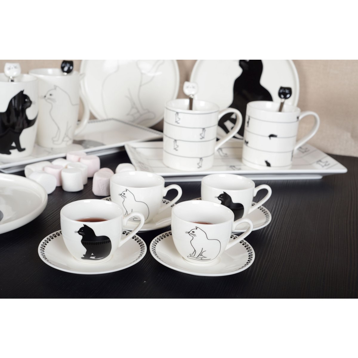 Koffiekopjes met zwart -witte kattenschotels - veel van 4