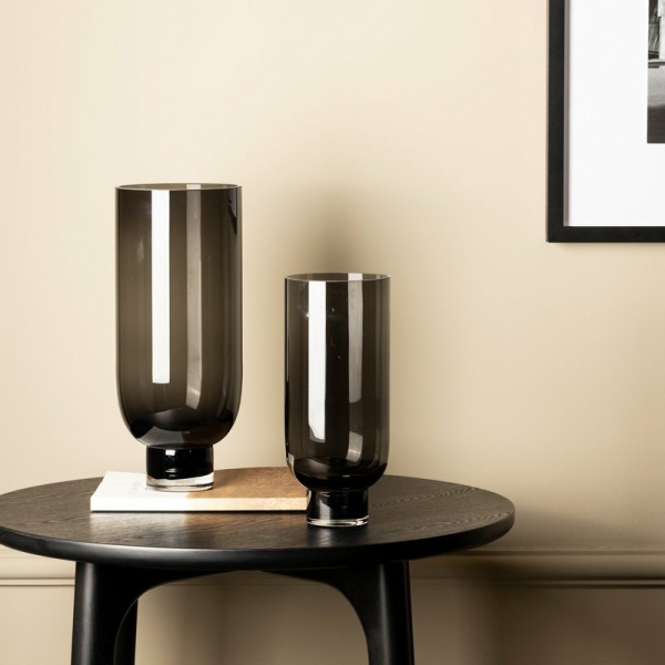 Sobere moderne glazen vaas, cilindrische vorm op een elegante voet, donkergrijs, OMAHA14GR
