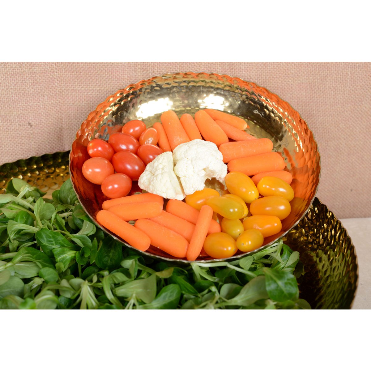 Gouden lade gehamerd op ronde voeten 23 cm