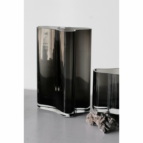 Nieuwe hoge vaas met modern design geïnspireerd op CORAL en Aalto, COR30GR