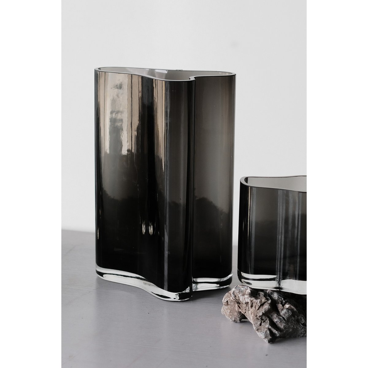 Nieuwe hoge vaas met modern design geïnspireerd op CORAL en Aalto, COR30GR