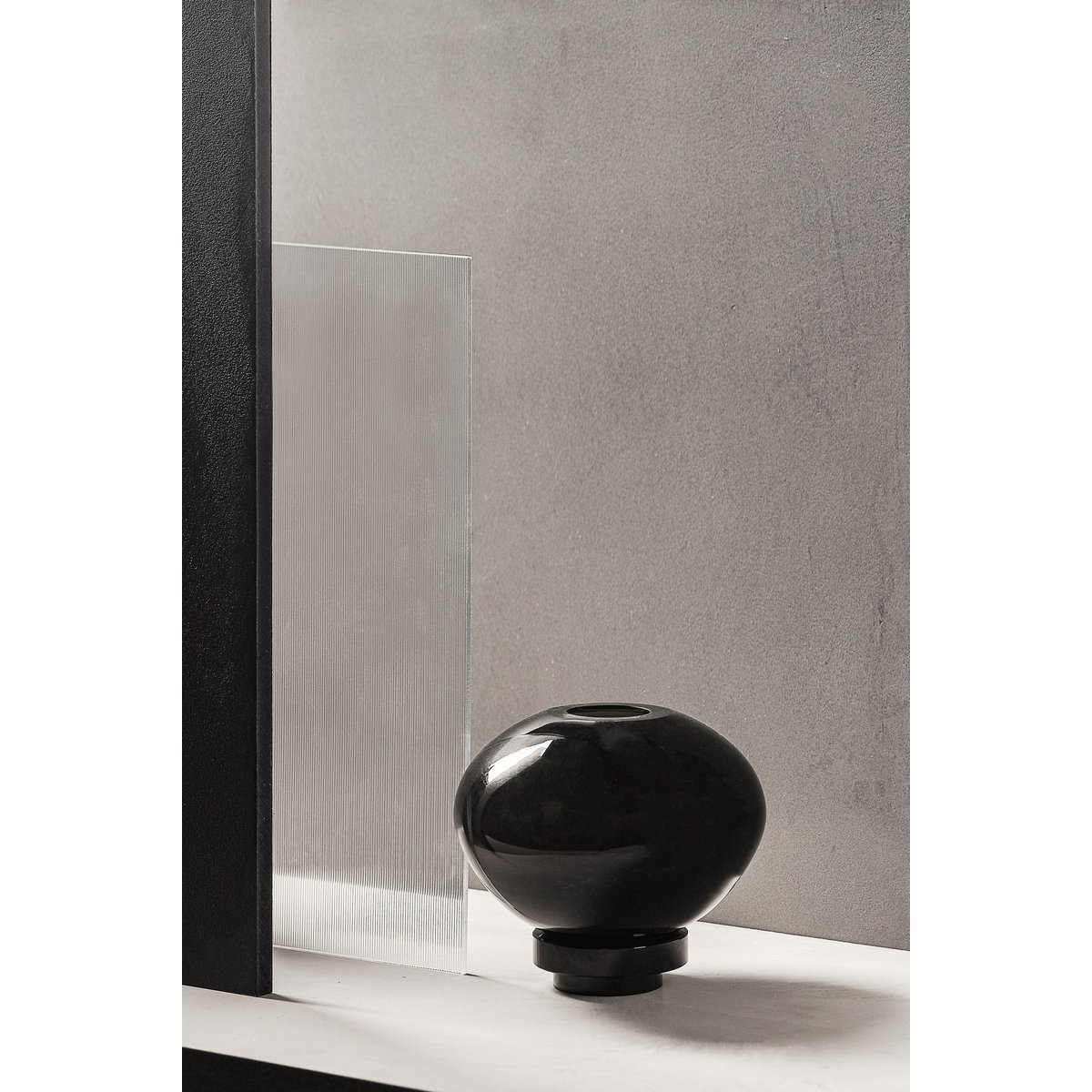 Vaas bolvorm innovatief design, zwart glas, RUD00_Luxury Edition