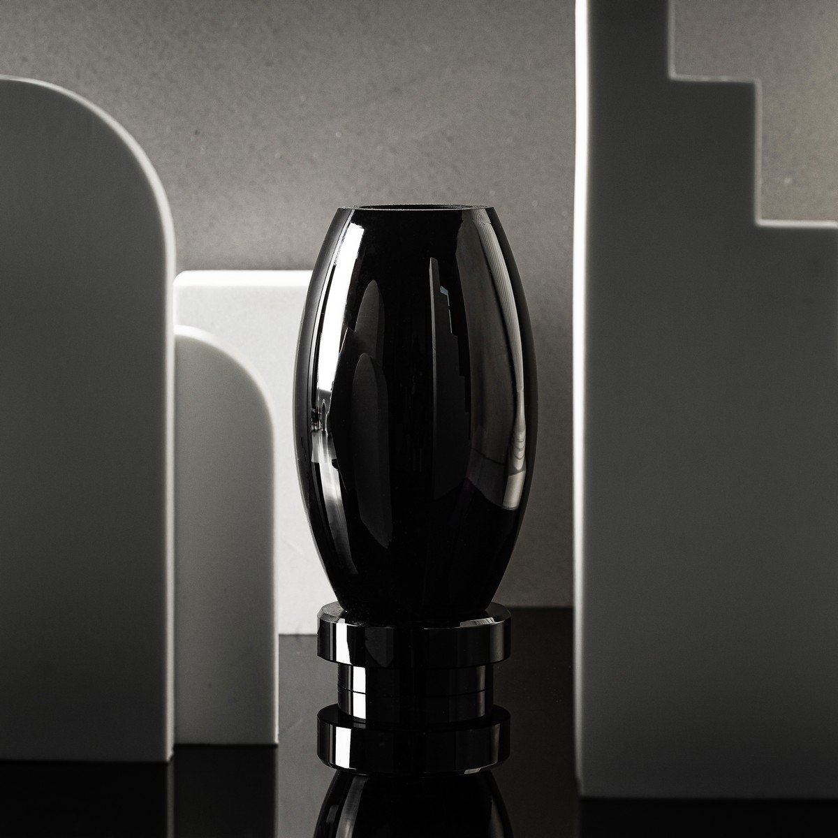 Moderne vaas, innovatief design, zwart high end glas. RUD30