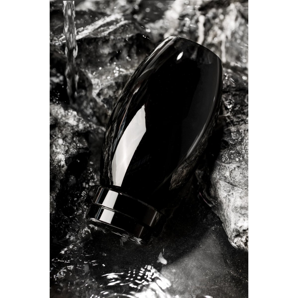 Moderne vaas, innovatief design, zwart high end glas. RUD30
