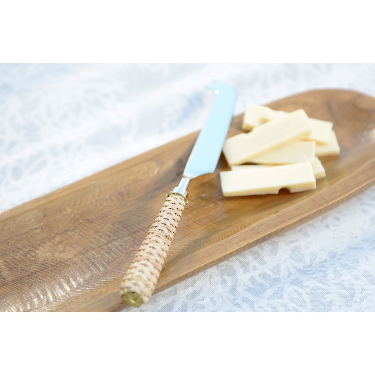 Beige kaasmes met rieten handvat