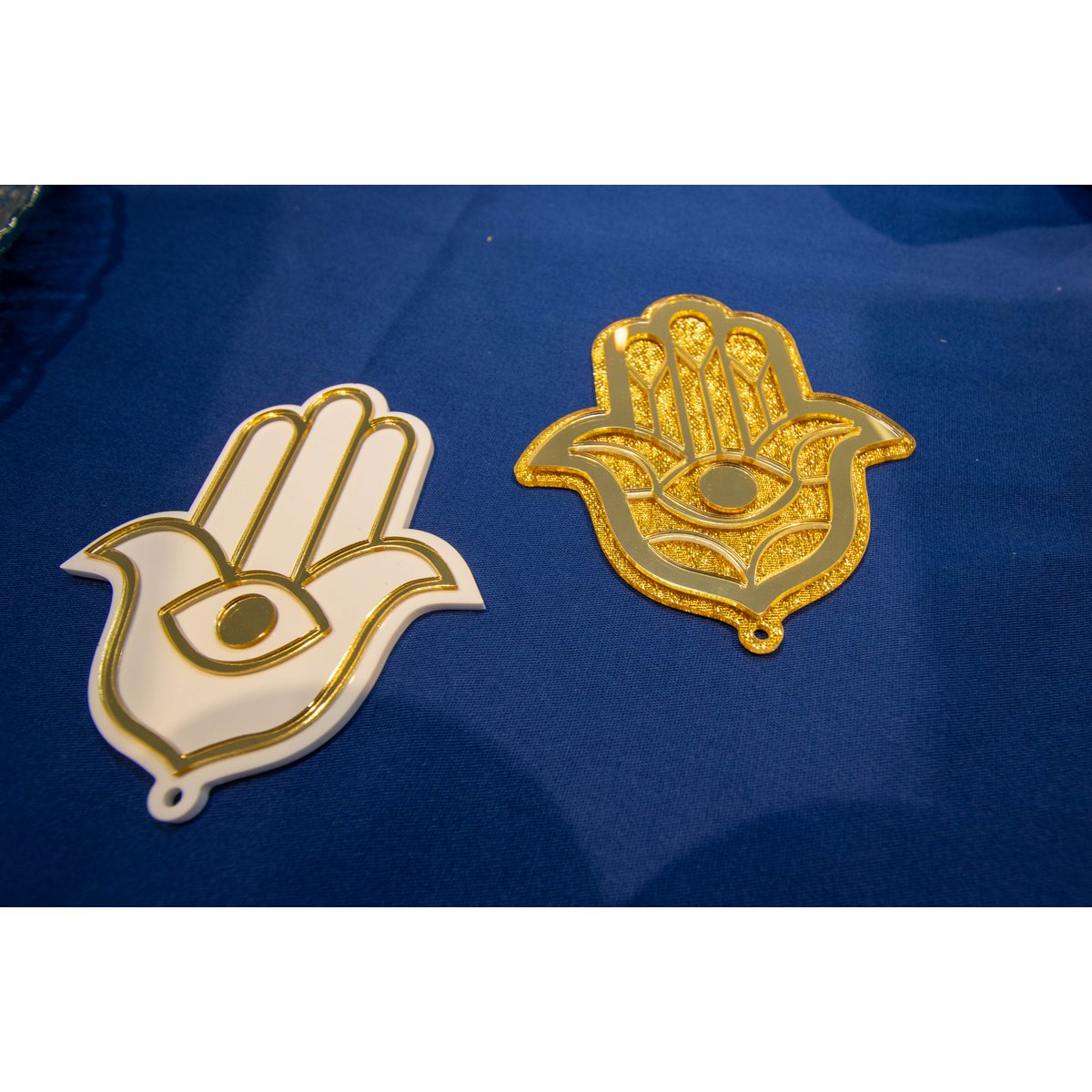 Witte en gouden decoratieve hand 9.7x11.3x0,5 cm