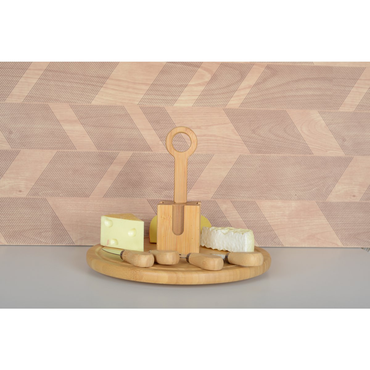 Houten kaaslade draait met 4 kaasgerei