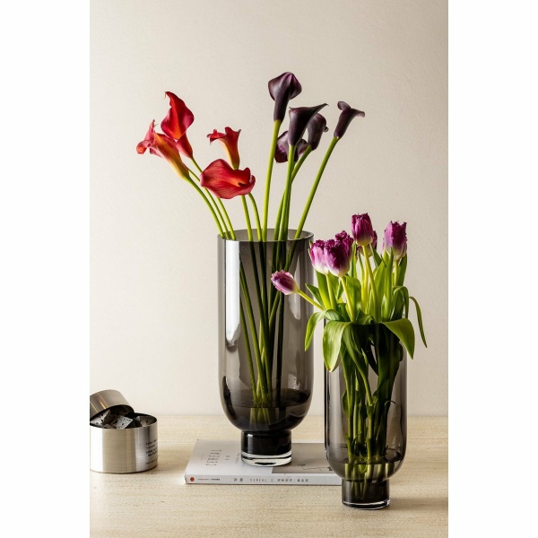 Sobere moderne glazen vaas, cilindrische vorm op een elegante voet, donkergrijs, OMAHA14GR