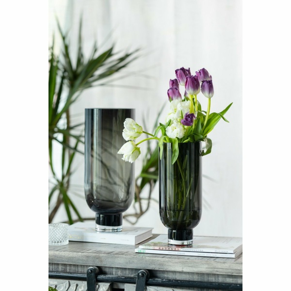 Sobere moderne glazen vaas, cilindrische vorm op een elegante voet, donkergrijs, OMAHA14GR