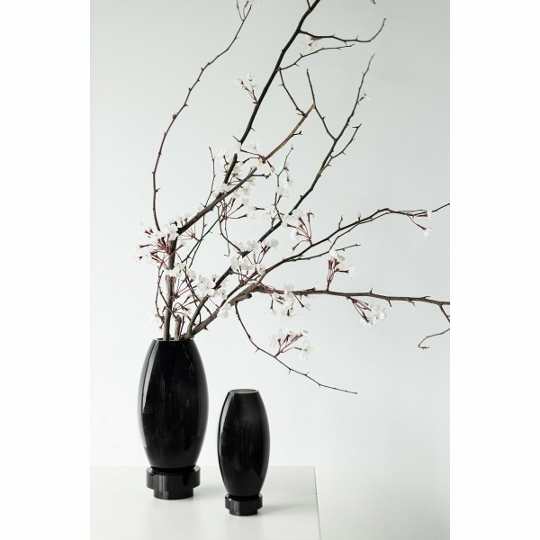 Moderne vaas, innovatief design, zwart high end glas. RUD30