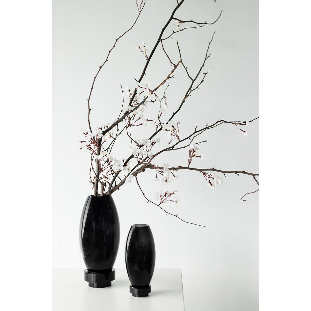 Moderne vaas, innovatief design, zwart high end glas. RUD30