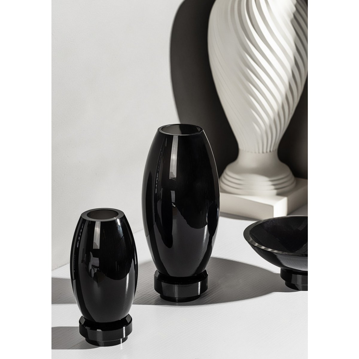 Grote moderne vaas, innovatief design, achterkant van hoogwaardig glas. RUD44ZW