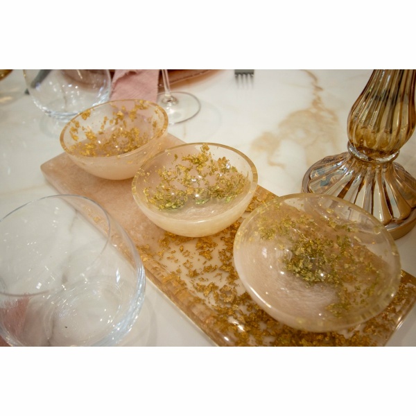 Aperitief set van 3 kopjes op een glitterharslade