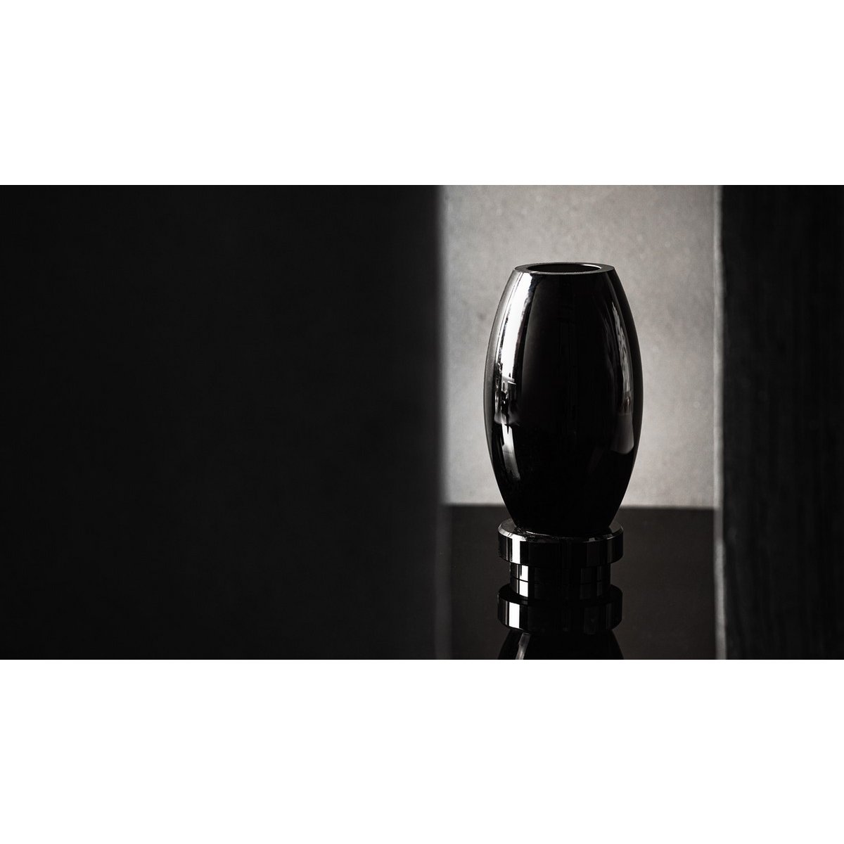 Moderne vaas, innovatief design, zwart high end glas. RUD30