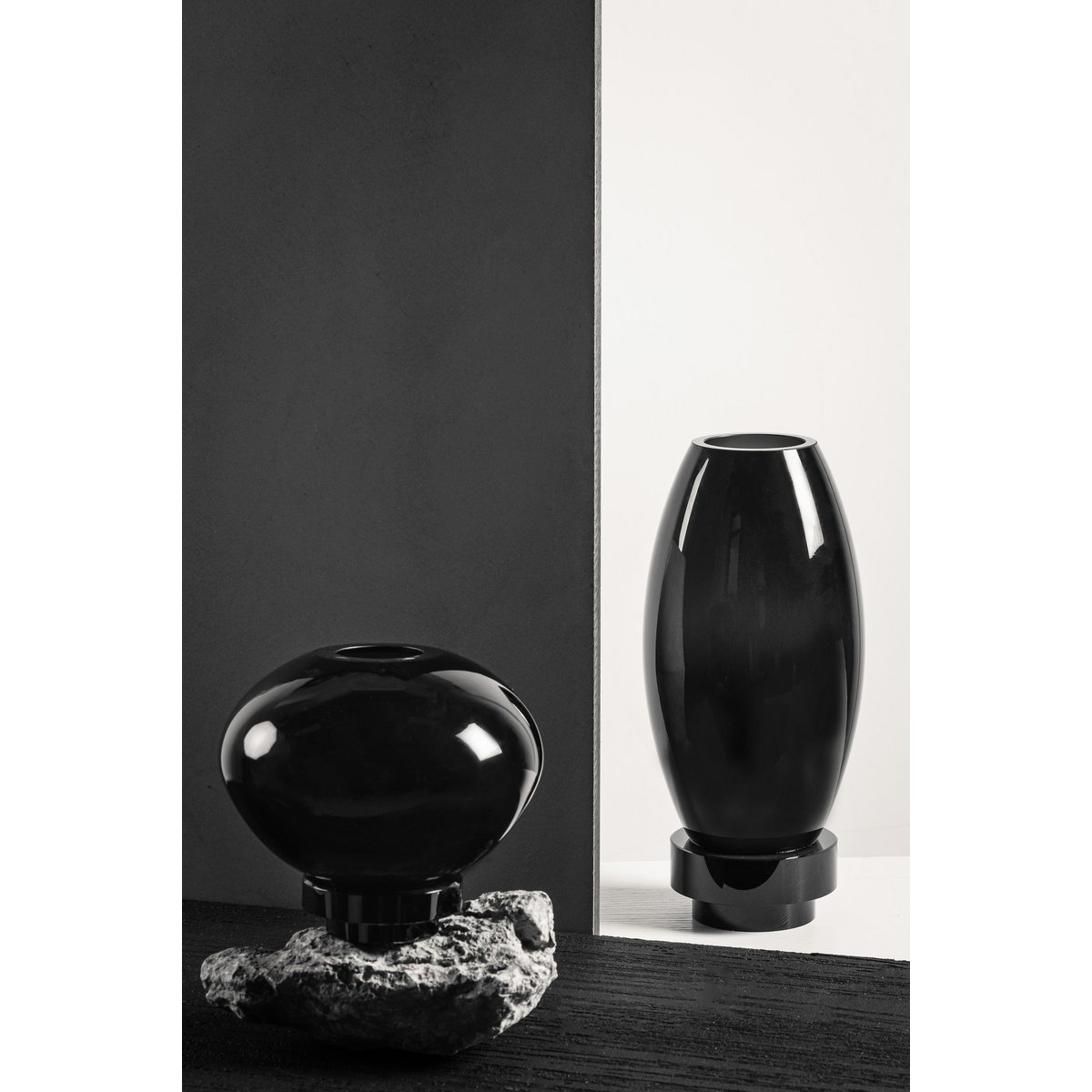 Vaas bolvorm innovatief design, zwart glas, RUD00_Luxury Edition