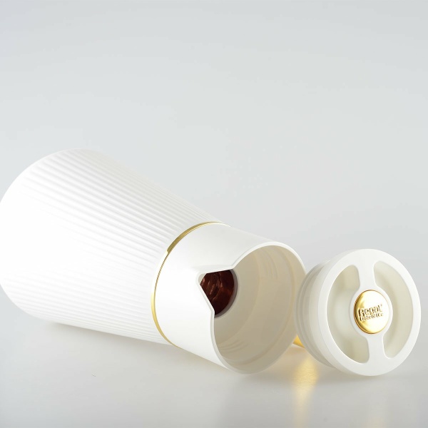 Wit koffiezetapparaat met gouden handgreep 1l