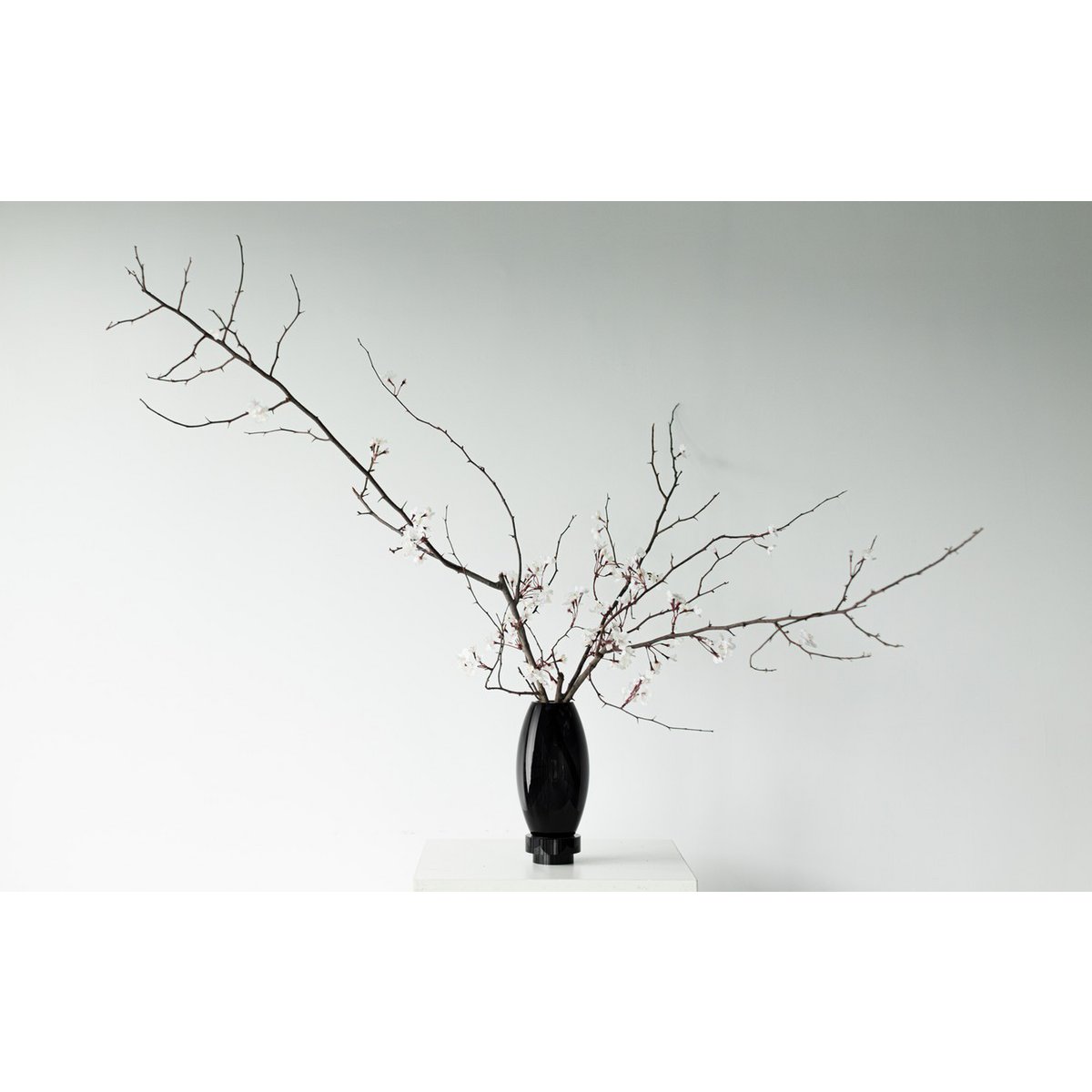 Moderne vaas, innovatief design, zwart high end glas. RUD30