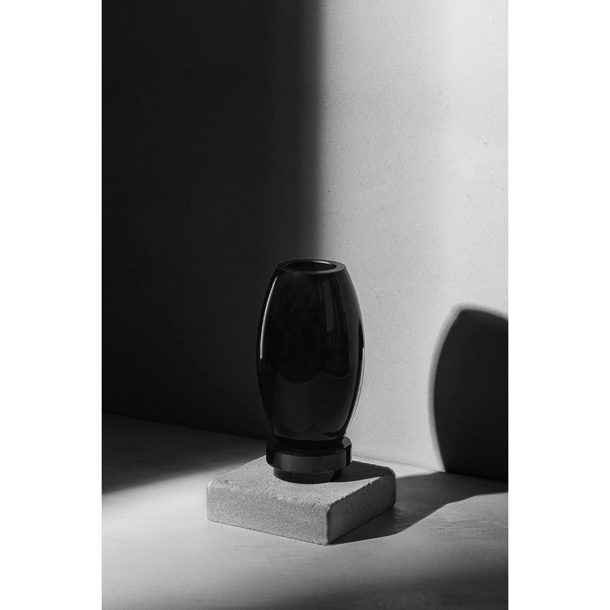 Moderne vaas, innovatief design, zwart high end glas. RUD30