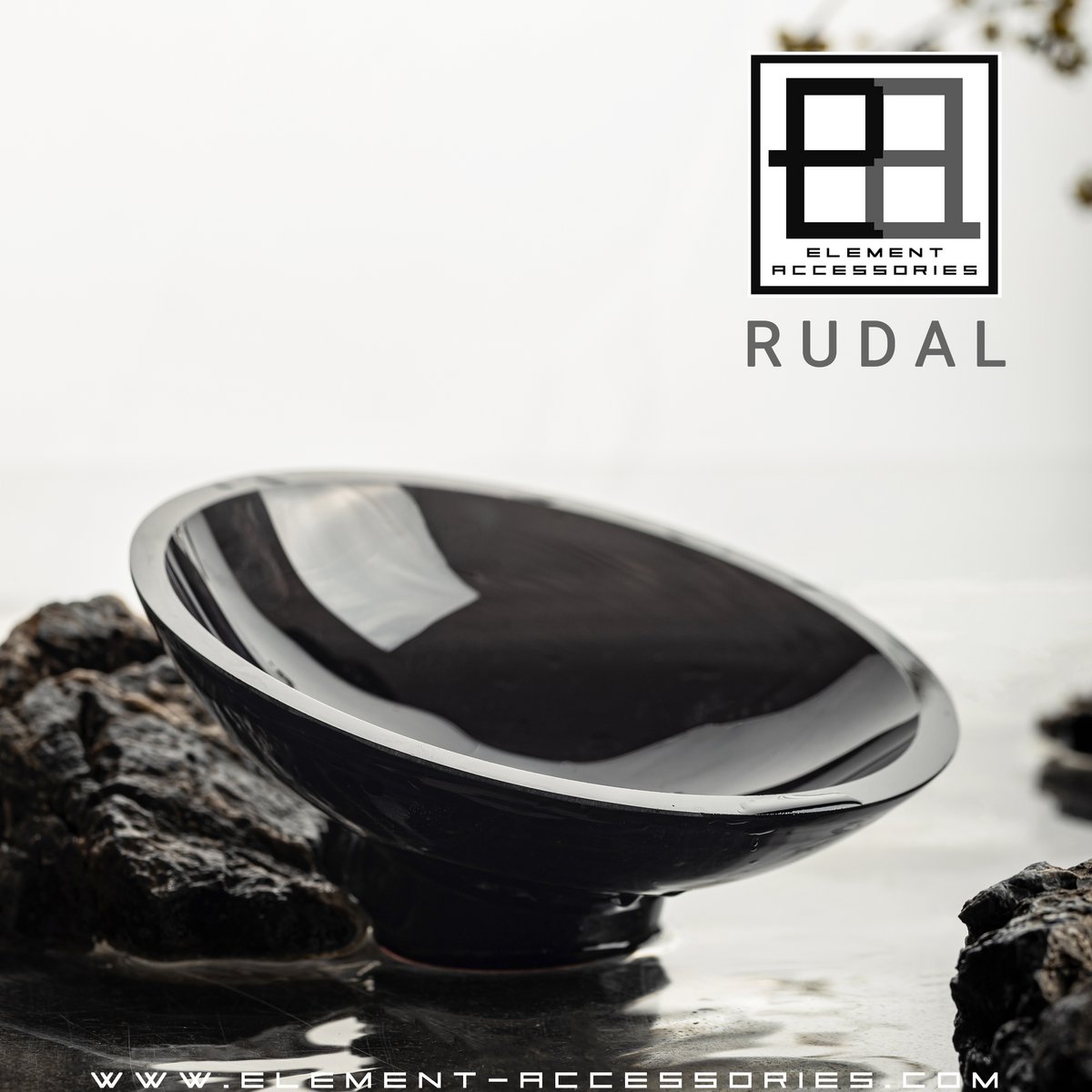 Moderne vaas, innovatief design, zwart high end glas. RUD30