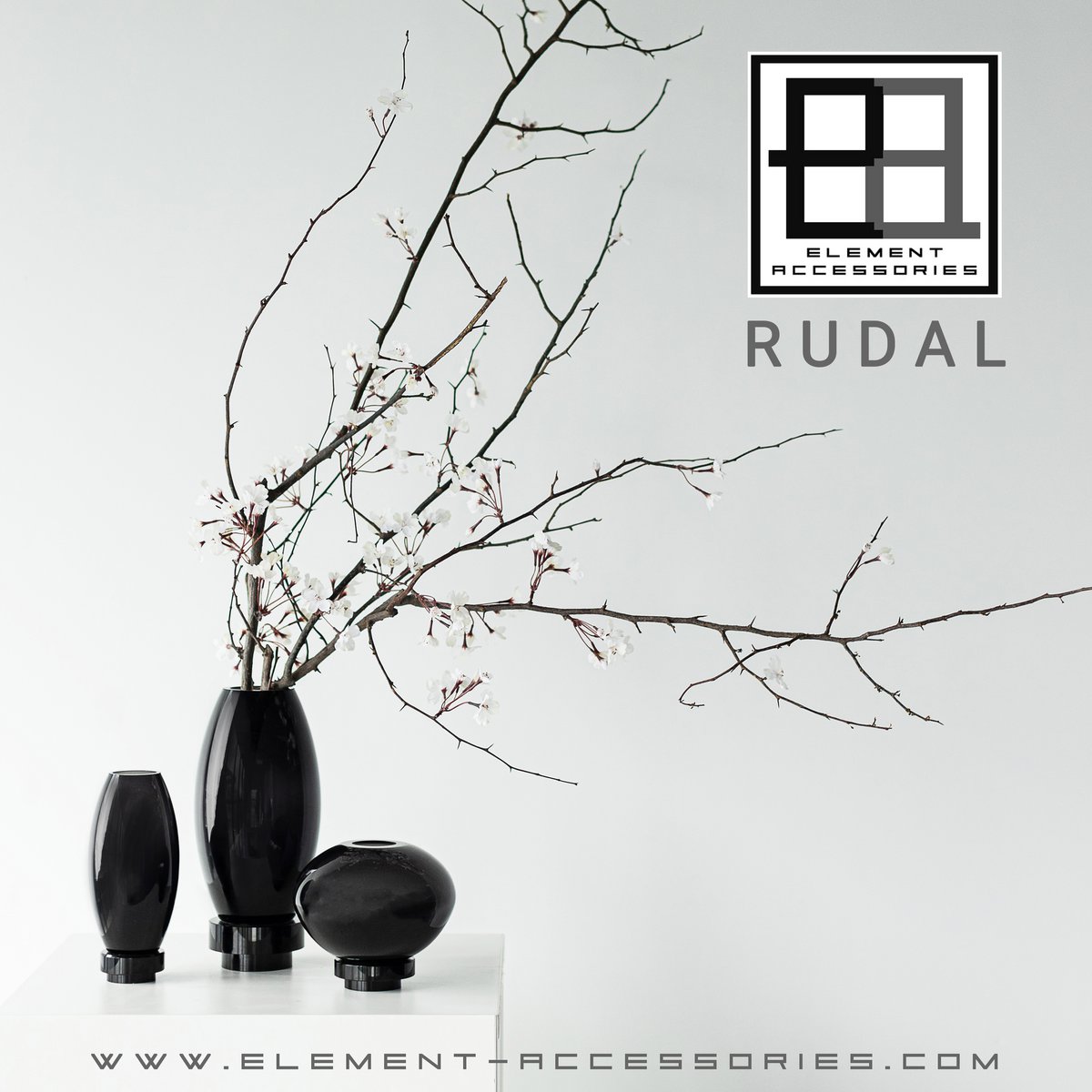 Moderne vaas, innovatief design, zwart high end glas. RUD30