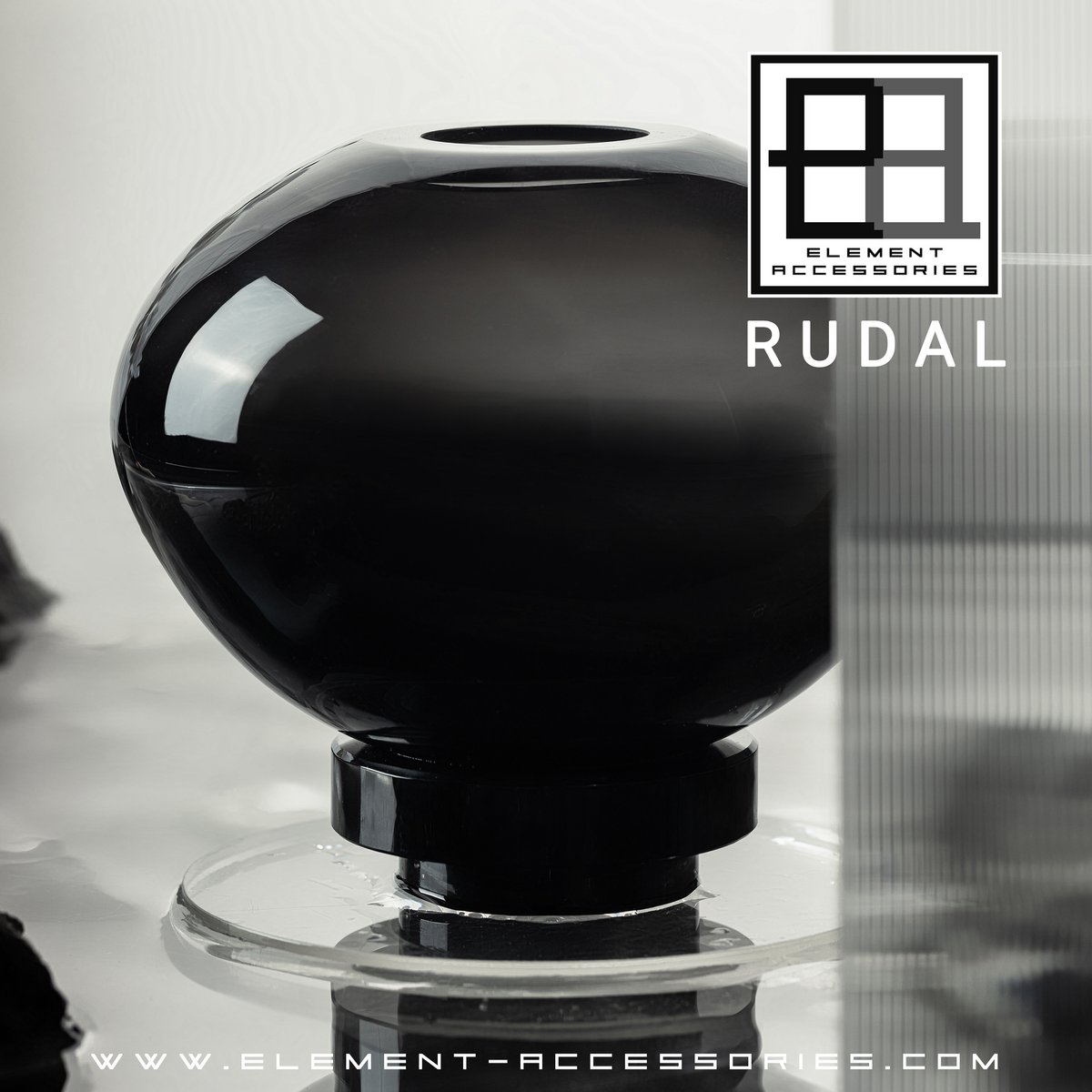 Moderne vaas, innovatief design, zwart high end glas. RUD30