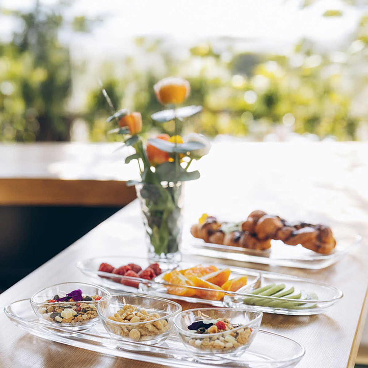 Aperitief set van 3 kopjes op transparant plateau 50 cm