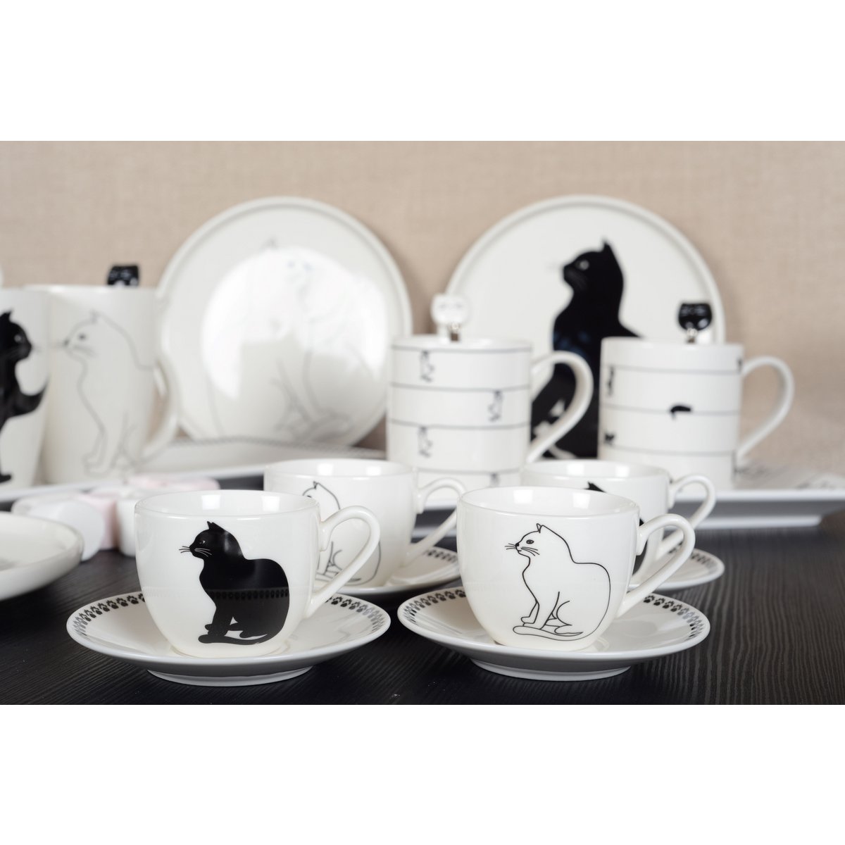 Koffiekopjes met zwart -witte kattenschotels - veel van 4