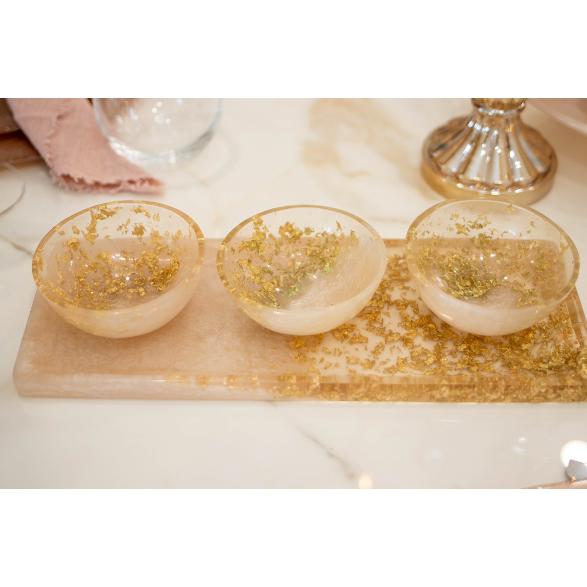 Aperitief set van 3 kopjes op een glitterharslade