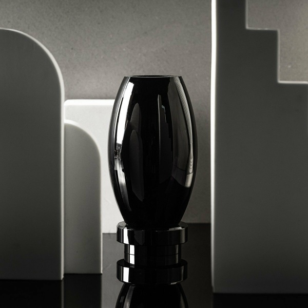 Grote moderne vaas, innovatief design, achterkant van hoogwaardig glas. RUD44ZW