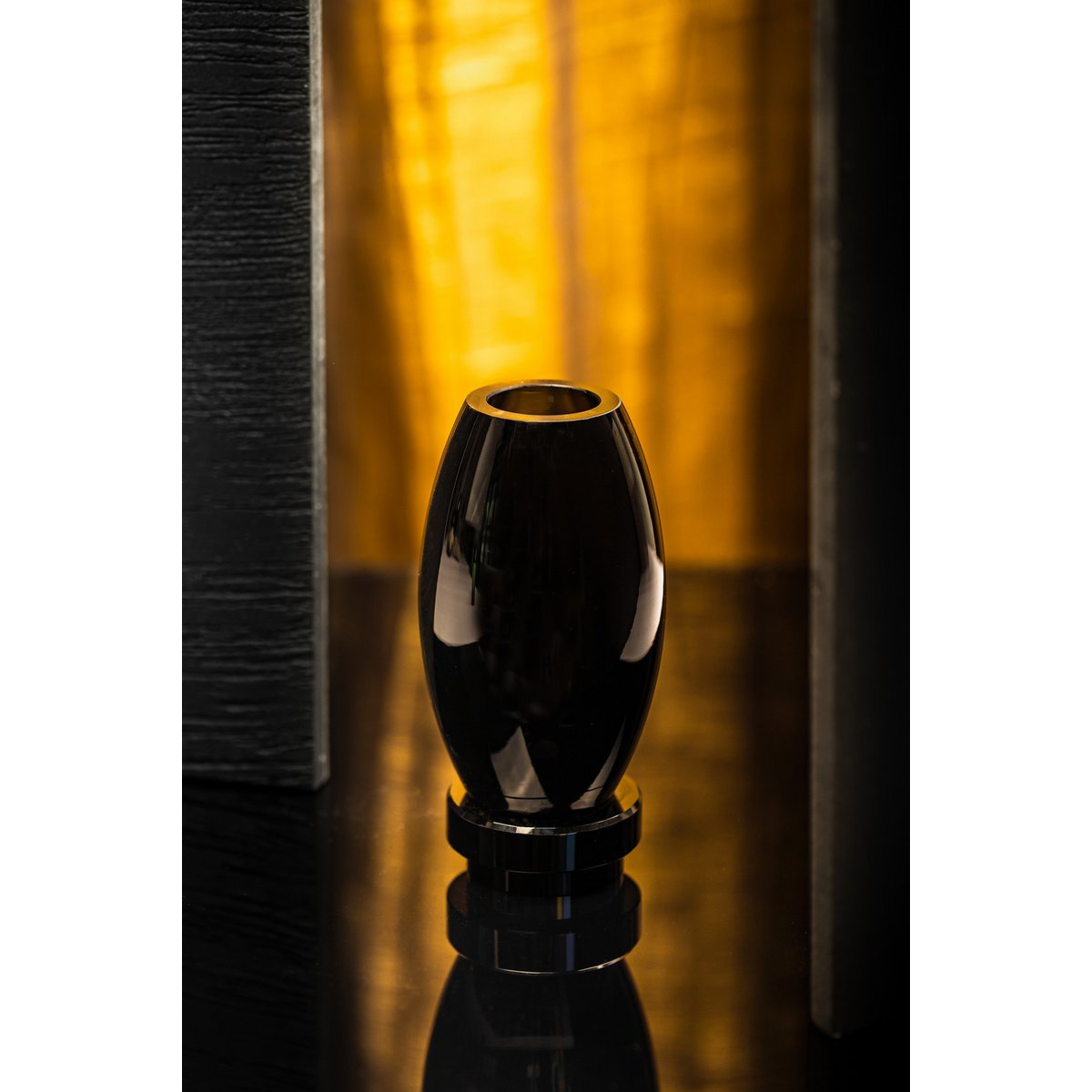 Moderne vaas, innovatief design, zwart high end glas. RUD30