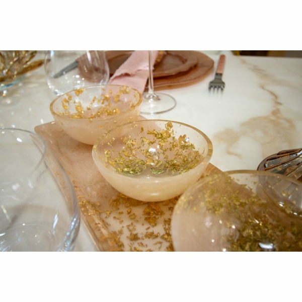 Aperitief set van 3 kopjes op een glitterharslade