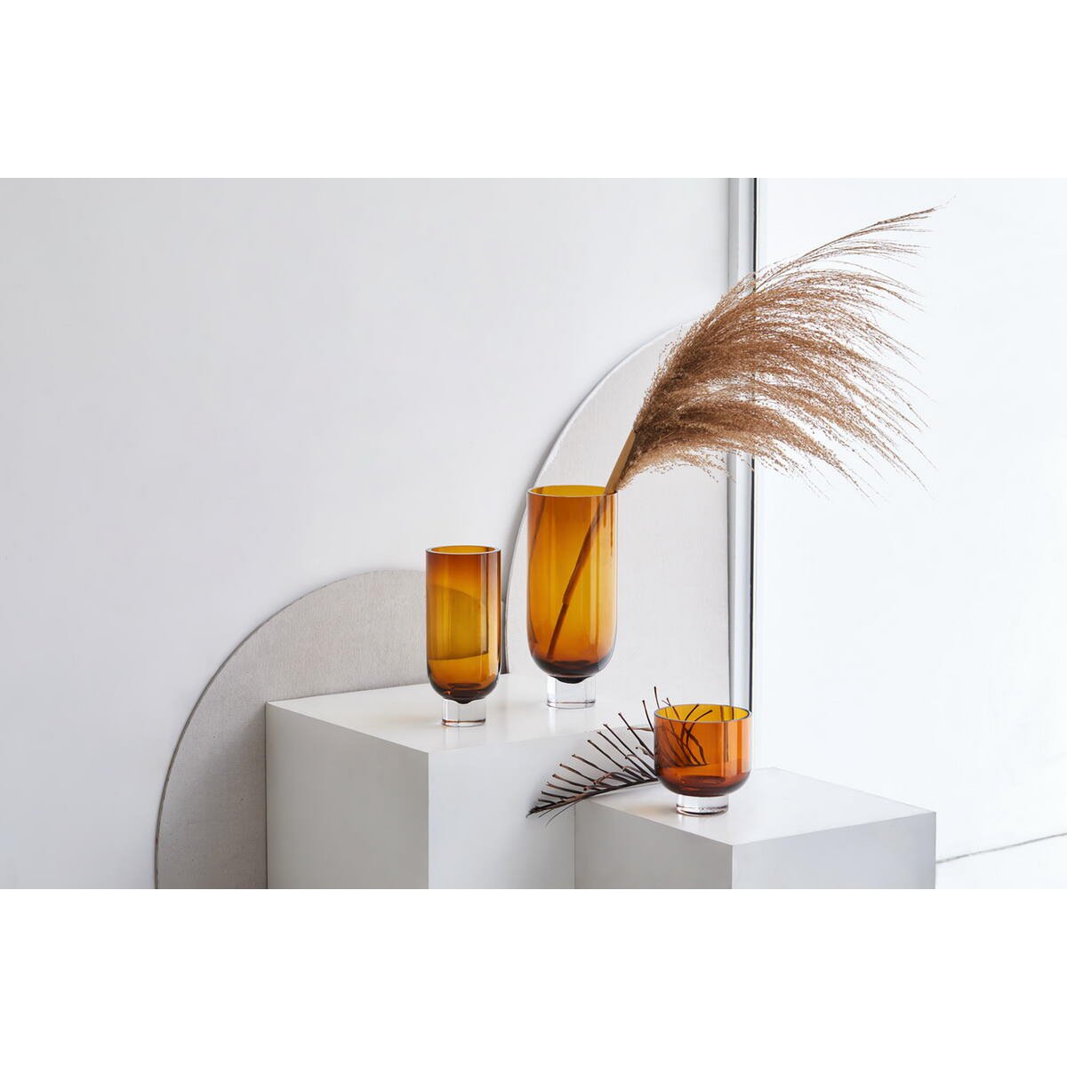 Moderne luxe cilindervormige vaas op stevige voet, sober design, amberkleur, OMA28AM