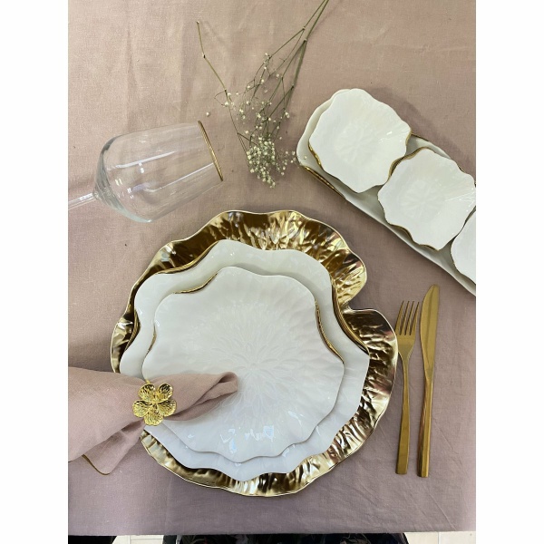 Set van 3 kopjes op wit porseleinen platform gouden randen
