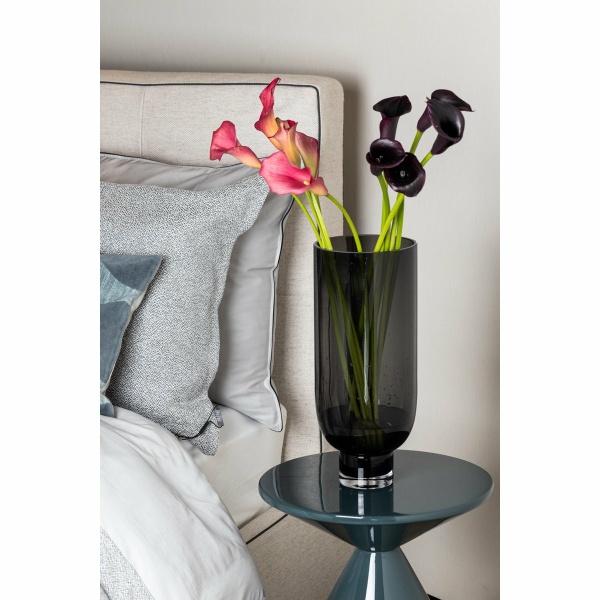 Sobere moderne glazen vaas, cilindrische vorm op een elegante voet, donkergrijs, OMAHA14GR