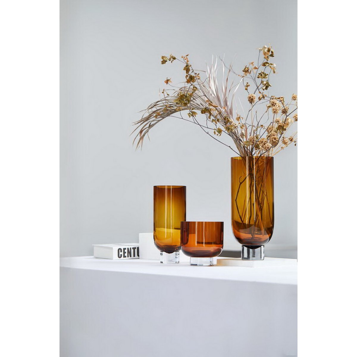 Moderne luxe cilindervormige vaas op stevige voet, sober design, amberkleur, OMA28AM