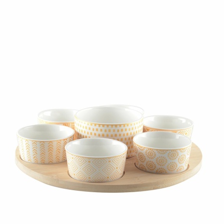 Aperitief set van 7 kopjes op ronde houten lade
