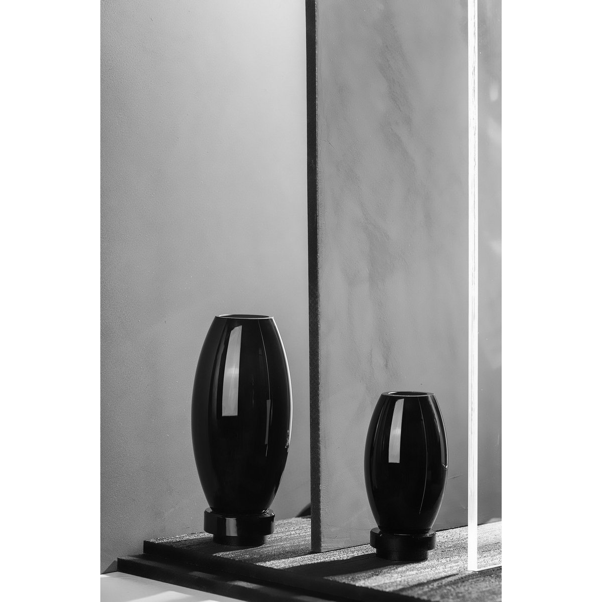Moderne vaas, innovatief design, zwart high end glas. RUD30