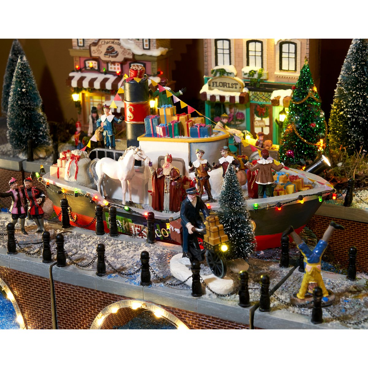 LuVille Sinterklaas Miniatuur Pakjesboot met LED Verlichting - L33 x B18 x H19 cm - Meerkleurig