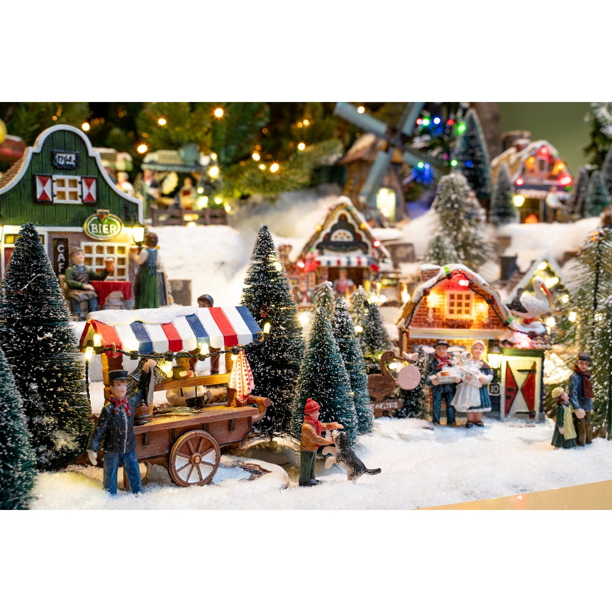 LuVille Kerstdorp Miniatuur Bristle Bomen - 21 Stuks - H22 x Ø8 cm