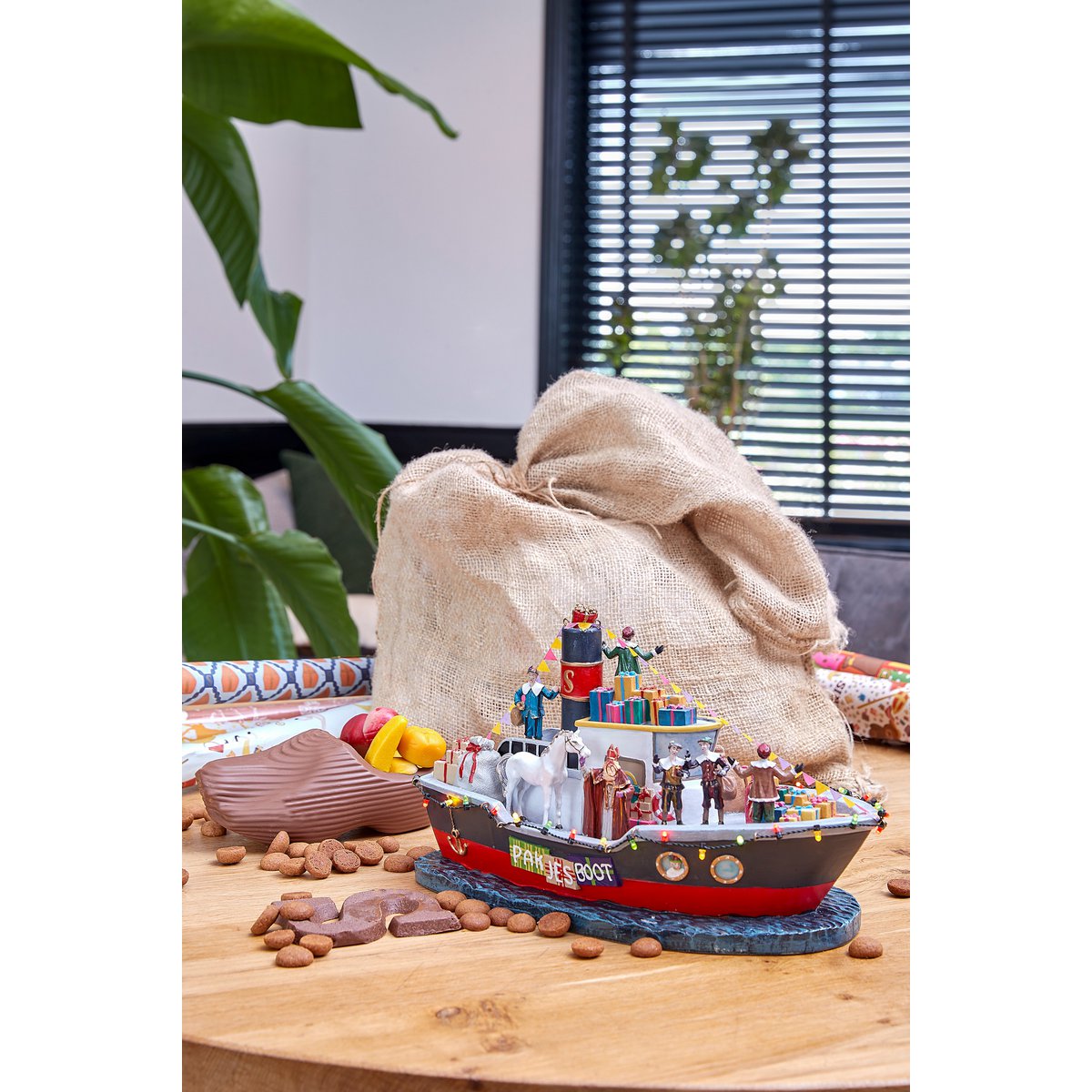 LuVille Sinterklaas Miniatuur Pakjesboot met LED Verlichting - L33 x B18 x H19 cm - Meerkleurig