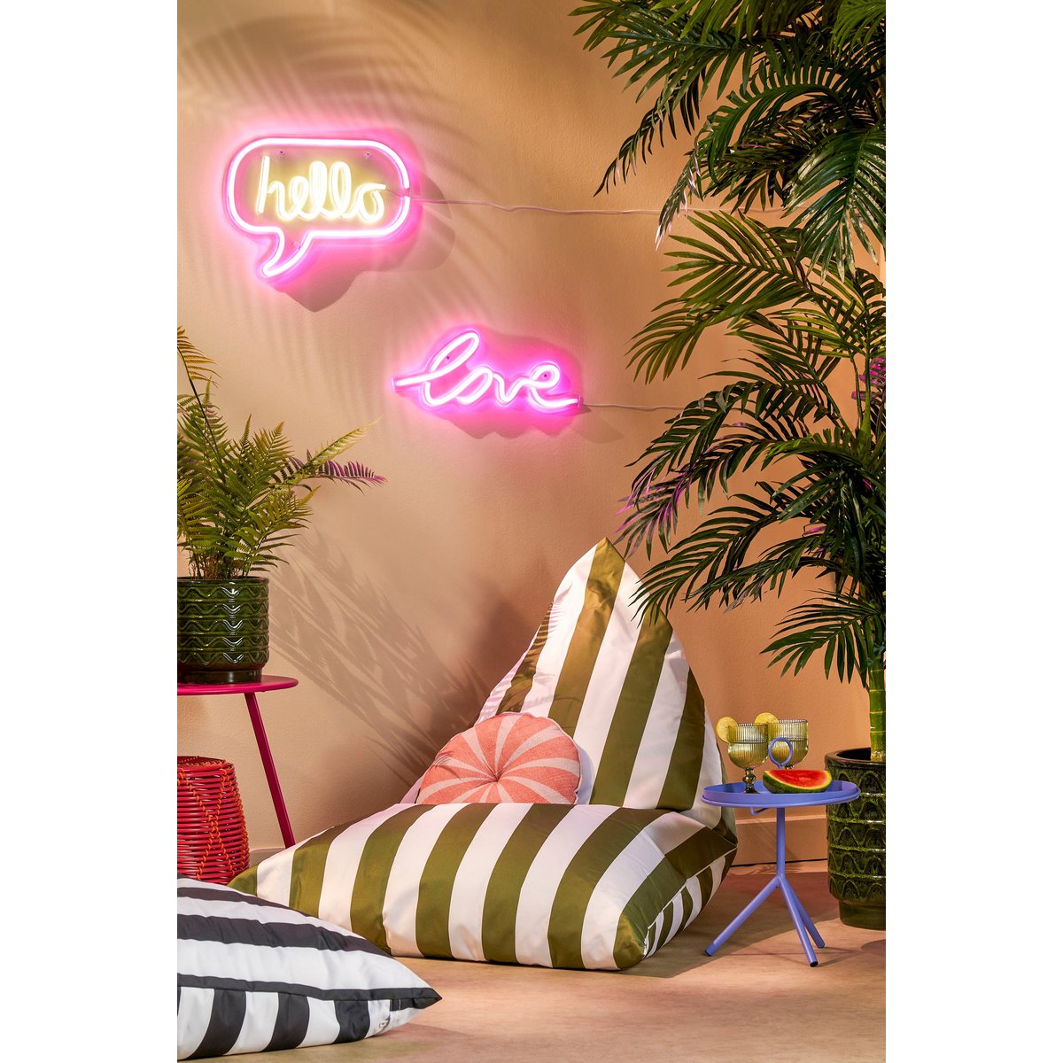 Love Neonverlichting met Timerfunctie - L45 x B2 x H18 cm - Roze
